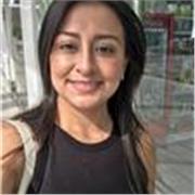 Médico imparte clases de español