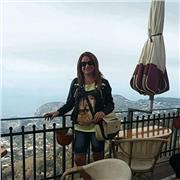 Insegnante di matematica impartisce lezioni di matematica a ragazzi di scuola media e superiore