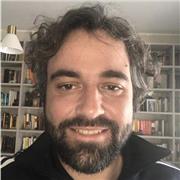 Insegnante di storia impartisce lezioni di storia a studenti del liceo e degli istituti superiori