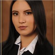 Profesora de biología imparte clases a niños de secundaria