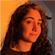 Laureata in fisica impartisce lezioni di fisica a liceali e studenti universitari