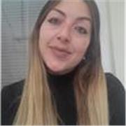 Ragazza impartisce lezioni di Storia