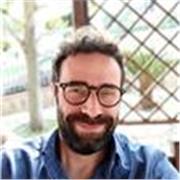Laureato in Economia impartisce lezioni di economia aziendale e ragioneria