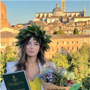 Dottoressa in Strategie e tecniche della comunicazione e in Linguistica Moderna.