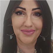 Docente di matematica impartisce lezioni per alunni di scuola primaria e secondaria di primo grado