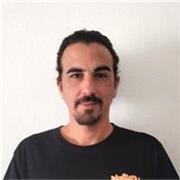 Entrenador cercano y paciente, entrenamiento dirigido a principiantes que quieran entrenar con su propio peso corporal. 