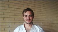 Insegnante di karate, impartisce lezioni online di karate