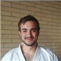 Insegnante di karate, impartisce lezioni online di karate