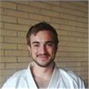 Insegnante di karate, impartisce lezioni online di karate