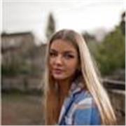Cher(e)s jeunes explorateurs(trices) de la langue française,

Je suis là pour vous féliciter et vous accueillir dans le monde magique du français ! Fraîchement diplômée d'un master marketing, je suis prête à vous guider dans cette aventure extraordinaire.