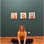 Yoga fluido per ascoltare corpo, respiro e presenza.
