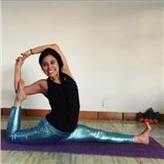 Profesora de yoga que imparte clases para embarazadas, lesiones, condiciones especiales, profundidad en la práctica personal