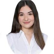 Estudiante universitaria con impecable expediente académico especializada en ciencias sociales.