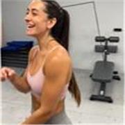 Graduada en Ciencias de la Actividad Física y el Deporte, especializada en entrenamiento de fuerza, hipertrofia y pérdida de grasa