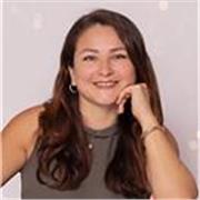 Profesora especializada en diseño de joyería artesanal y objetos decorativos 