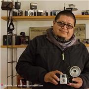 Profesor de fotografía imparte clases a niños