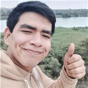 Docente de ingles que imparte clases a personas de diferentes edades