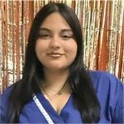 Profesora de historia da clases a niños