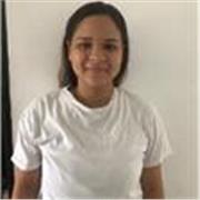 profesora de biologia imparte clases a niños, adolescentes y adultos
