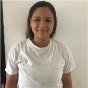 profesora de biologia imparte clases a niños, adolescentes y adultos