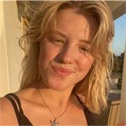 Hi! my name is Mia, I am 21 years old I am an Erasmus Student studying here in Barcelona I am an art teacher