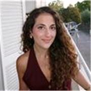 Dottoressa in giurisprudenza, laureata con 110 e lode con menzione accademica, impartisce lezioni di diritto