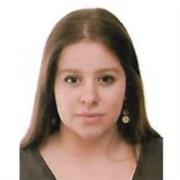 Profesora que imparte clases de inglés a niños de todas las edades