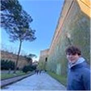 Laureato in storia e archeologia offre insegnamenti di storia, italiano e latino per alunni delle medie e delle superiori