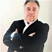 Profesor de Administración de empresas con amplia experiencia en temas de marketing y estrategia