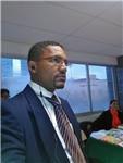 Profesor imparte diversas materias y preparaciones en conocimientos generales