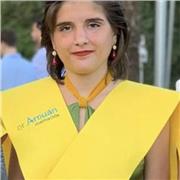 Profesora de matemáticas imparte clases a niños de Primaria y ESO