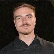 Profesor con máster en comunicación digital y organizacional. Experiencia en periodismo y marketing. Nivel de inglés muy alto.