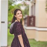 Profesora imparte clases de apoyo para todas las asignaturas del nivel de primaria