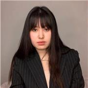 Bonjour, je m'appelle Diana et je suis étudiante à l'Université Jean Jaurès.
J'ai déménagé ici récemment et je suis moi-même originaire du Kazakhstan ; ma langue maternelle est le russe, mais je parle aussi l'anglais presque parfaitement et je peux aider