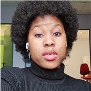 Mi sto laureando in scienze Internazionali e Diplomatiche. Non sono insegnante però, il portoghese è mia madre lingua