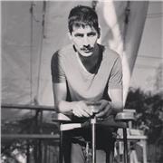 Profesor de teatro, movimiento, mimo, pantomima y teatro corporal.
Terapeuta integral/adaba , reikista y lector de I Ching