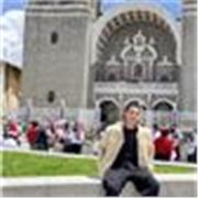 Profesor de matemáticas imparte clases a niños de 5 a 10 años de edad