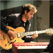 Profesor guitarra ofrece clases particulares. Todas las edades, nivel principiante medio avanzado