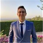 Alumno titulado en First Certificate, estudiante desde los 7 años en una academia (actualmente 19), estudiante universitario.