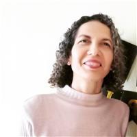 Profesora de matemáticas imparte clases a niños y jóvenes via online