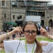 Studentessa Universitaria Impartisce Lezioni Di Chimica, Matematica e Fisica
