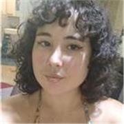 Profesora de arte, especializada en dibujo al natural, escultura, pintura, diseño y expresión artística. Formada en  Dinamarca.