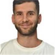 Entrenador centrado en fuerza, biomecánica y readaptación. Ayudo a personas que buscan rendir mejor y moverse sin dolor.