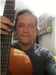 Profesor de Guitarra y Armonía Musical. En las Clases se aprenden todos los códigos de la Guitarra actual, Solista y en Canciones