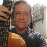 Profesor de Guitarra y Armonía Musical. En las Clases se aprenden todos los códigos de la Guitarra actual, Solista y en Canciones