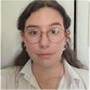 Tecnologa médica que enseña clases de biología, química y matemáticas