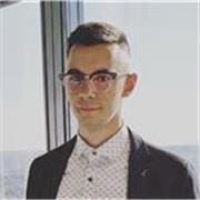 Estudiante de quinto curso da clases de español para extranjeros