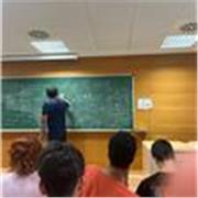 Se da clases de física y matemática todo nivel