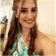 Ragazza impartisce lezioni di francese per ragazzi di scuole Medie e Superiori