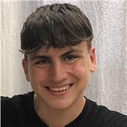 Estudiant de Batxillerat amb molt bon tracte amb els nens